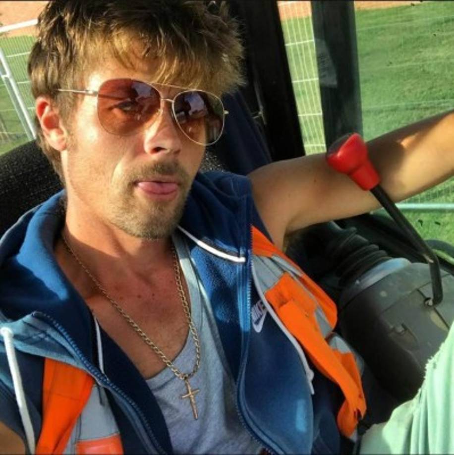 “No puedo ir a ninguna parte. No puedo ir a las tiendas, los ves detrás del mostrador dándose codazos, pensando que soy Brad Pitt”, expresó Nathan Meads al diario Daily Mail.