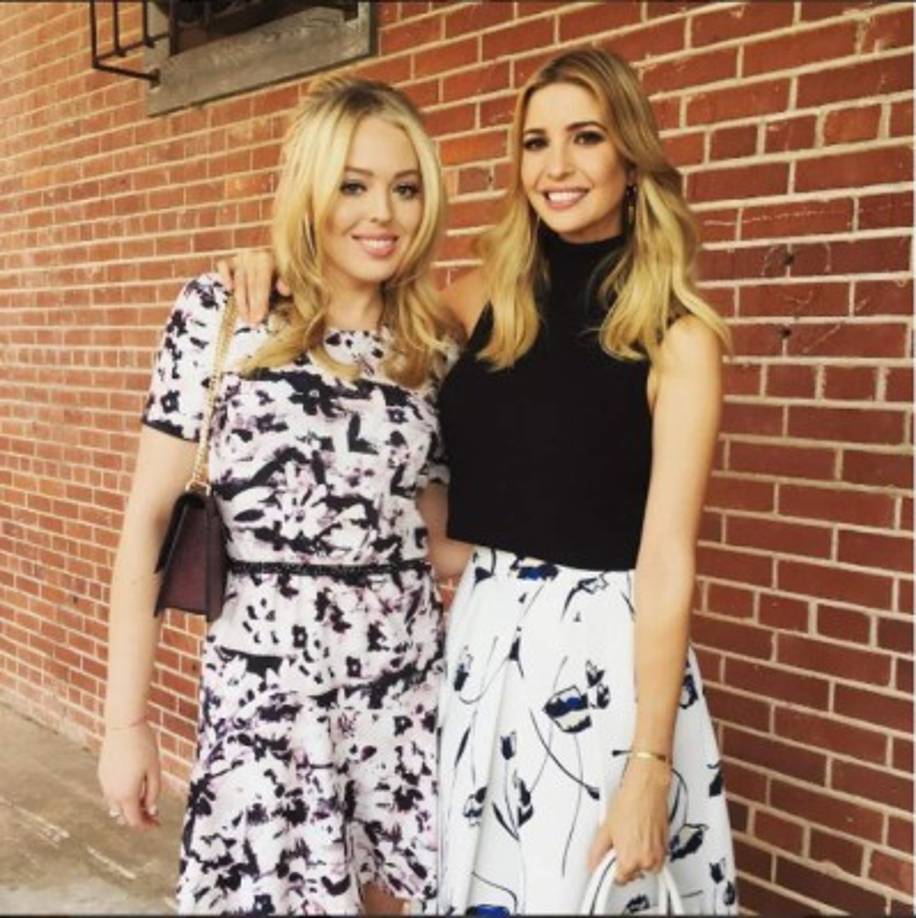 Tiffany mantiene una excelente relación con su hermana, Ivanka Trump, la mano derecha de Donald Trump. Las dos son bellas, elegantes y millonarias.