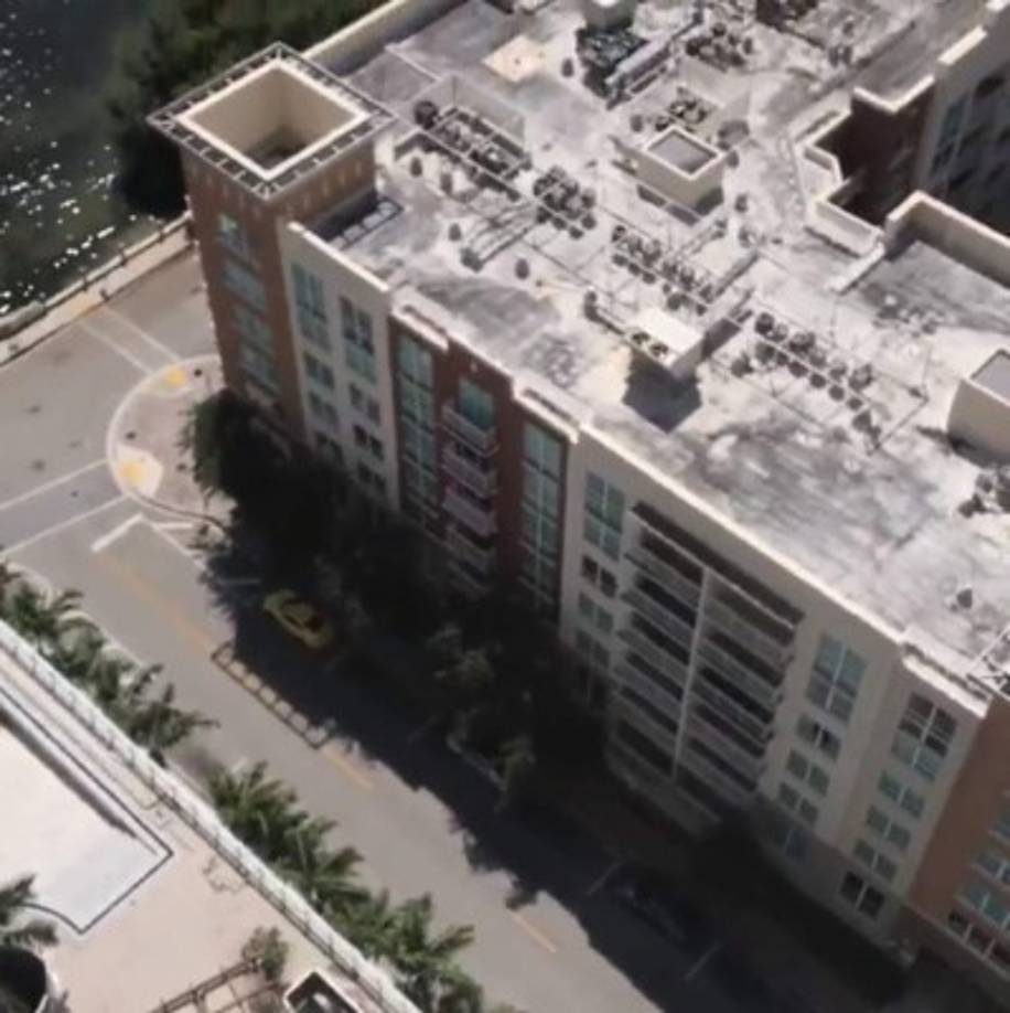 'Miami luce como un pueblo fantasma', indicó un usuario en redes sociales al compartir imágenes de las calles de la ciudad completamente vacías.