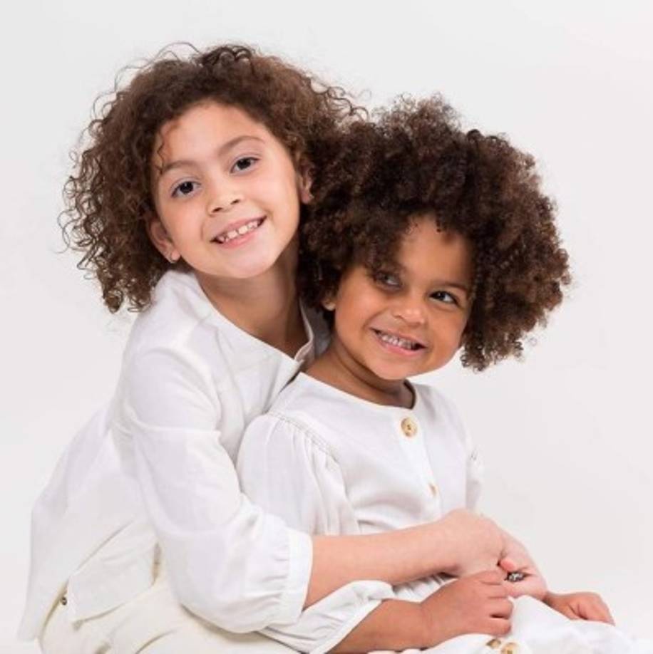 Wendy Salgado compartió una bella instantánea de sus hijas con Víctor Muma Bernárdez. 'Feliz día para todos los niños del mundo. 🌈 En especial a mis dos muñecas que con la belleza de sus sonrisas crean magia en nuestro hogar. ❤️ Ananda y Megan 'las princesas de Papá.''