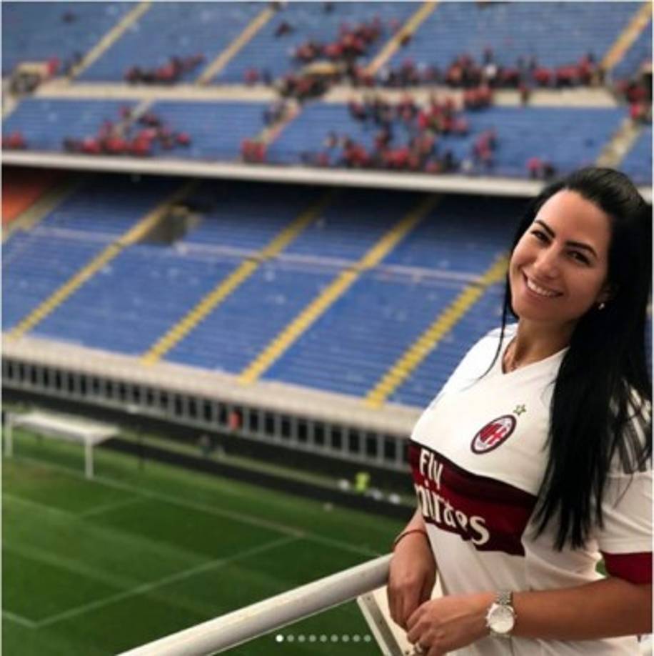 Es seguidora del AC Milán y se declara gran aficionada del FC Barcelona.
