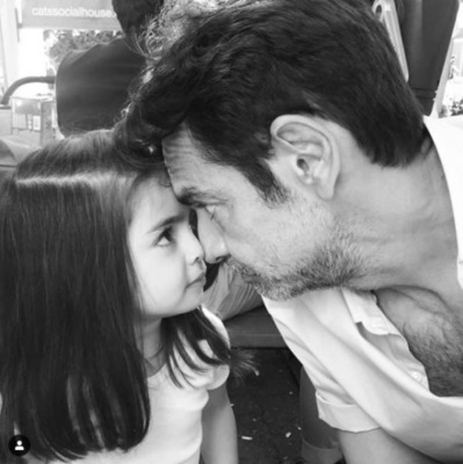 Sin embargo, Eugenio ha buscado distintas formas de mantenerse cerca de sus cuatro hijos y su esposa Alessandra Rosaldo siempre lo ha apoyado. <br/><br/>Ya que la actriz también ha encajadado perfectamente con el resto de los hijos del actor y todos se han convertido en una sola familia.