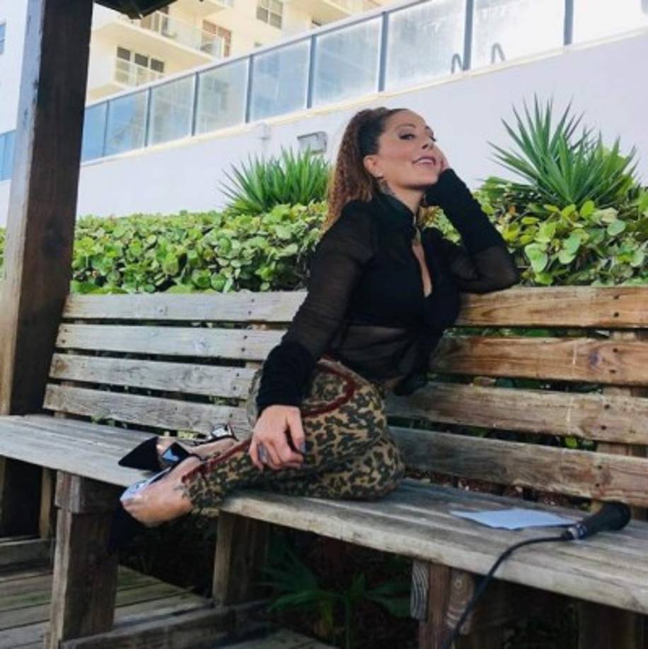 En sus recientes fotos Alejandra podría pasar por una versión de sí misma de hace unos 20 años.