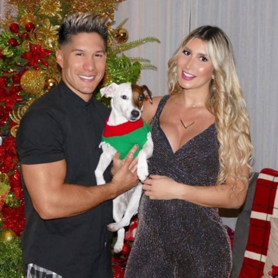 El cantante venezolano Chyno Miranda colgó una foto junto a su esposa, Natasha -en estado avanzado de embarazo-, y sosteniendo a su perrita, Mila.<br/><br/>'La próxima Navidad ya seremos 4. Qué hermoso regalo de Dios y la vida!!!!', escribió en su cuenta.
