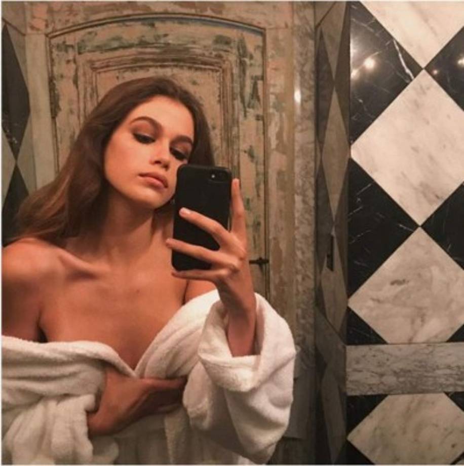 Esta es la selfie de la polémica. Kaia posó en un baño mientras usaba una bata que apenas tapa sus senos. 'Uniforme', escribió la heredera de la legendaria modelo de 51 años de edad. <br/><br/>'Triste de ver esta imagen y lo que proyecta. Como madre estaría decepcionada y enojada. ¿Dónde está Cindy?', se lee en uno de los comentarios en contra.<br/><br/>Por otra parte, algunos como estos la defienden: 'No hay nada malo en la foto. Lo que está mal son tantas personas vomitando odio y acusaciones'.