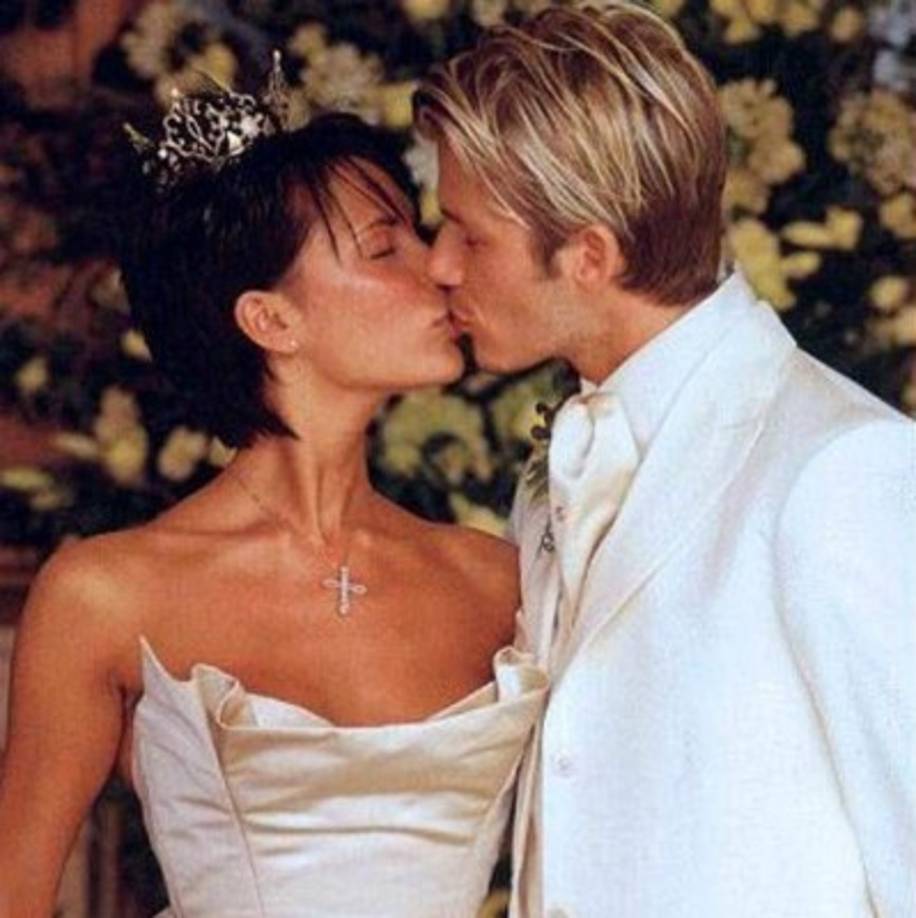 Un día como hoy pero hace 17 años, David y Victoria Beckham se juraron amor eterno. En aquel entonces eran dos estrellas ascendentes del mundo del deporte y el espectáculo. En la actualidad, tras consolidar sus carreras, su relación sigue acaparando la atención mundial de la prensa rosa.
