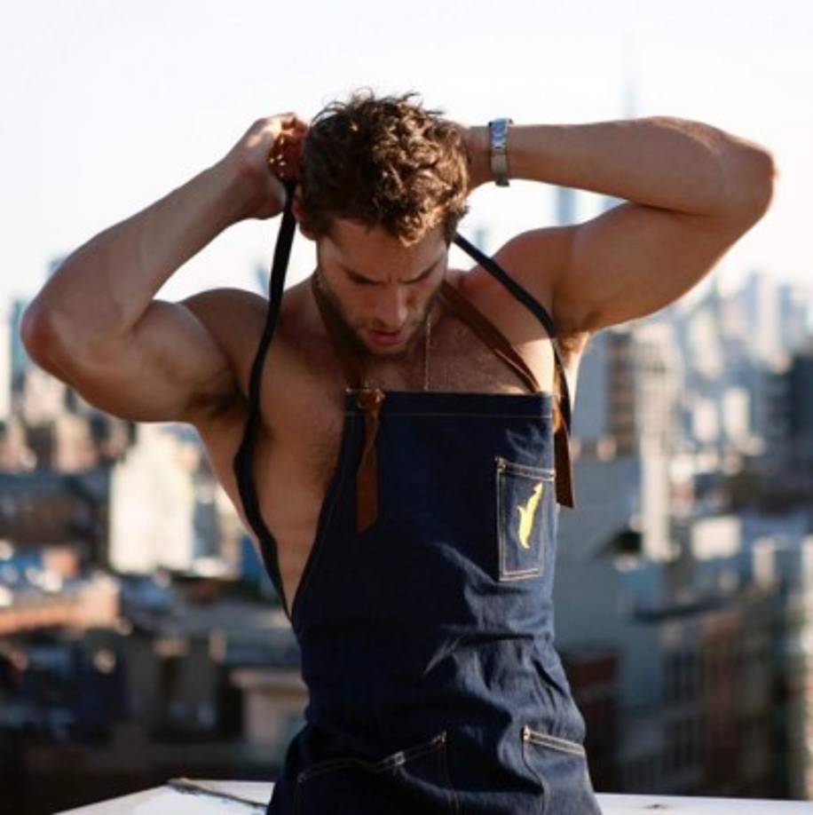 En su restaurante ofrece, sobre todo, platos típicos peruanos especialmente carnes cocinadas al horno.