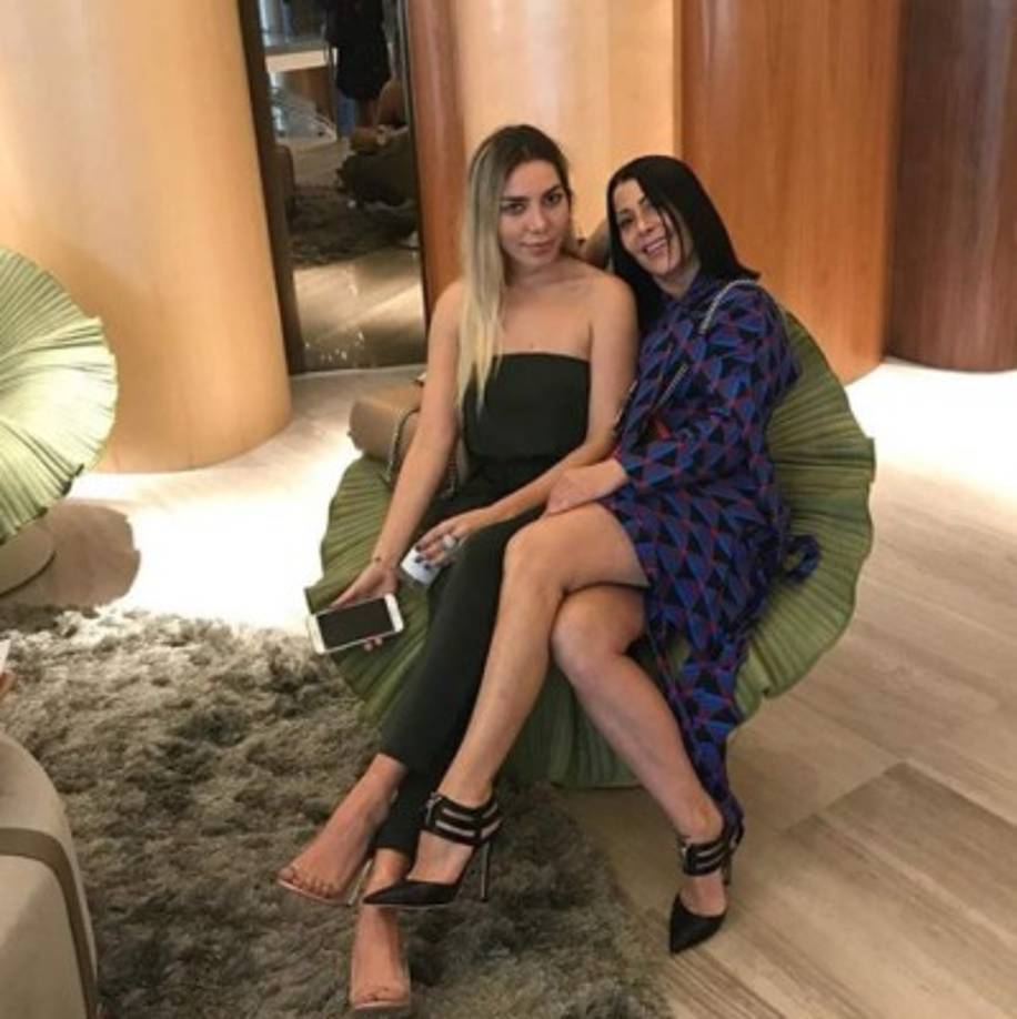 Según medios mexicanos, Alejandra Guzmán ha intentado mantenerse al margen pero hubo un encontrozado con su hermana Sylvia Pasquel, quien la acusó de ser la culpable de que su hija sea una rebelde.