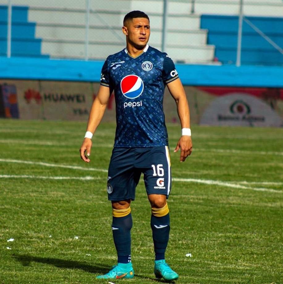 Héctor Castellanos - El volante de contención es la otra alta que reportará el Motagua, así lo confirma el periodista Gustavo Roca. La ‘Perrita’, de 31 años, es pedido exclusivo de Diego Vazquez. En las próximas horas será anunciado por el equipo azul.