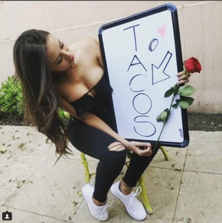 En la imagen, Alejandra Treviño durante un capítulo de Living With Latinos llamado 'Tacos'.