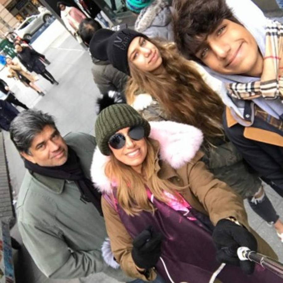 La pareja tiene dos hijos: Lorenzo, de 17 años, y Lina, de 15. De relación, incluyendo su noviazgo llevan casi treinta años juntos.