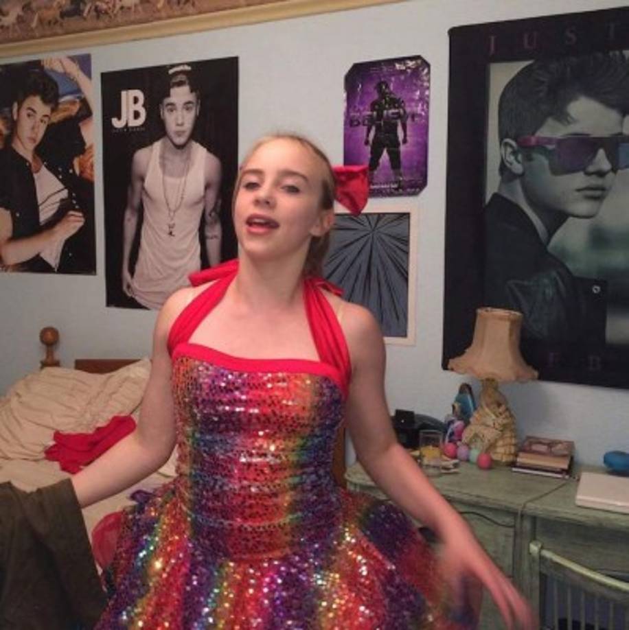 La cantante fue fanática de Justin Bieber, con quien trabajó en el remix de su canción 'Bad Guy' a mediados de 2019. 'Cualquier cosa es posible', compartió Eilish junto a una foto antigua en donde posa junto a los carteles del cantante de 'Sorry'.