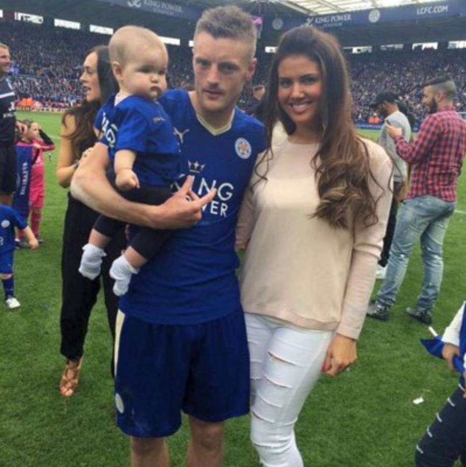 Está, por ejemplo, Becky Nicholson, prometida de Jamie Vardy, se ha mostrado completamente enamorada de la estrella del balón, según dijo a The Sun en una entrevista.