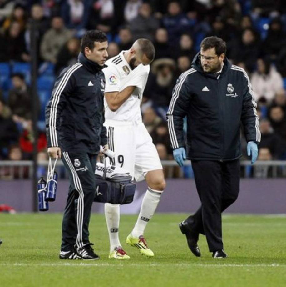 Karim Benzema se retiró lesionado del campo.