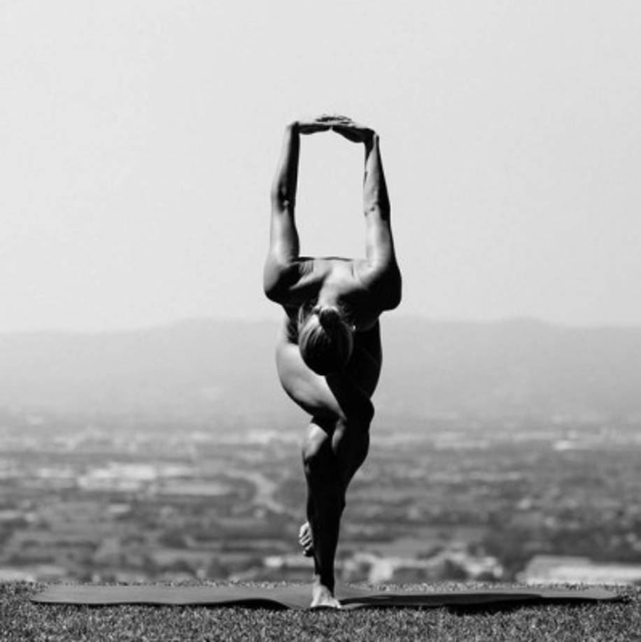 La cuenta de Instagram Nude Yoga Girl fue precursora de esta nueva moda. La cuenta, con fotos de una mujer rubia anónima haciendo yoga desnuda se abrió en noviembre de 2015 y ganó más de 30.000 seguidores en el primer mes