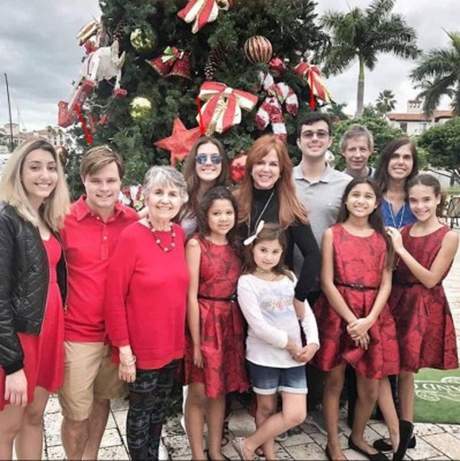 La periodista María Celeste Arrarás tiene tres hijos: Adrian, Julián y Lara Giuiliana Arvesu, todos producto de su extinto matrimonio con Manny Arvesu.<br/>