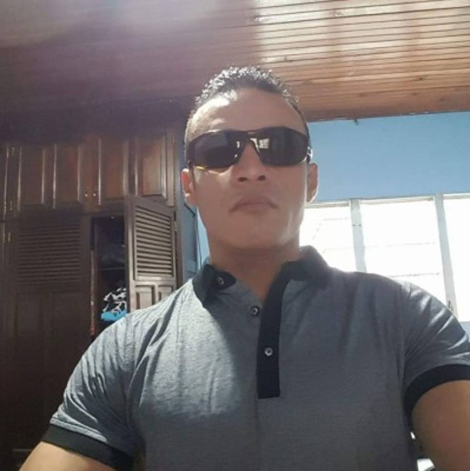 Según el informe de la Policía, Chirinos se conducía en su motocicleta de San Pedro Sula rumbo a su casa en Choloma, y cuando circulaba por el peaje un perro se le cruzó; al maniobrar la motocicleta para no impactar con el can, pegó contra una de las casetas del peaje que fueron destruidas.<br/>Imagen tomada de su facebook.