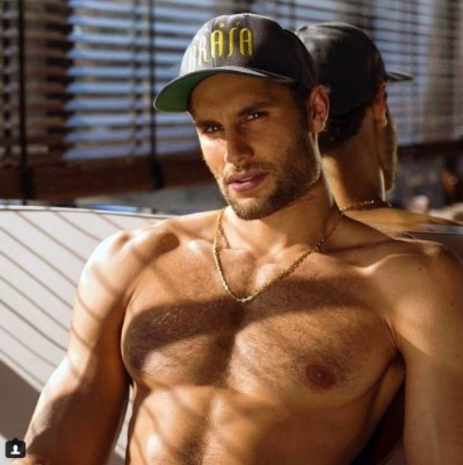 Gracias a su impresionante porte y sus dotes culinarios, este hombre ha logrado tener sus propios restaurantes, uno de ellos es el Baby Brasa que está inspirado en la comida peruana.