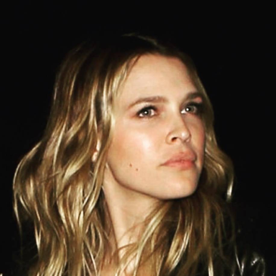 Tommy, con su estilo sereno, la acompañaba a eventos familiares y encuentros con la alta sociedad de Los Ángeles. 