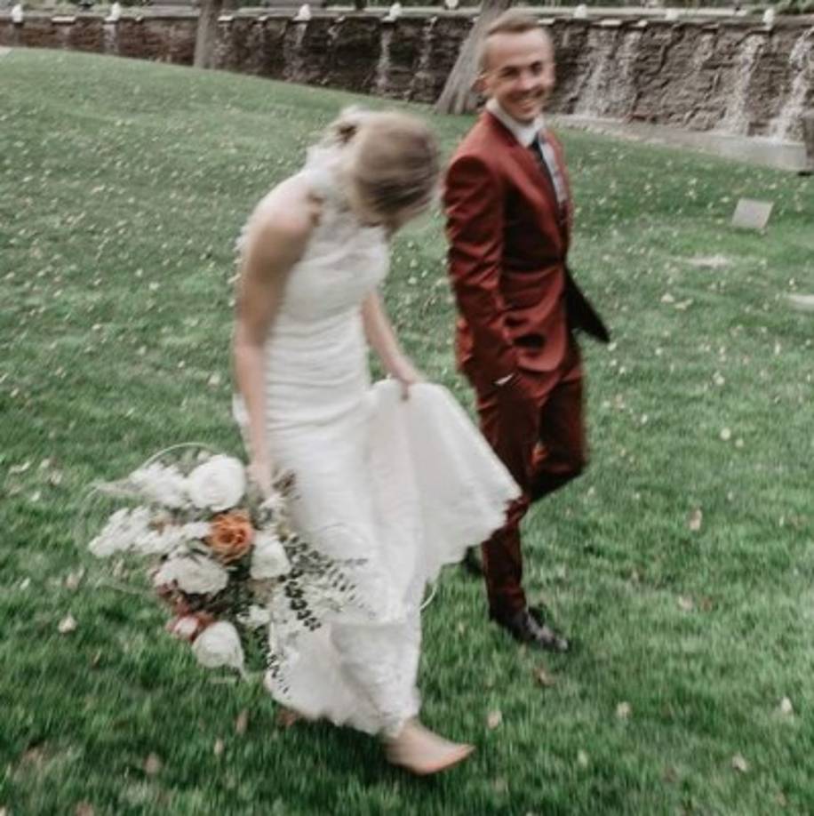 “Cada minuto del pasado 21 de febrero fue perfecto, desde el momento en que nos despertamos juntos en la cama y empezamos a dar saltos de alegría al rato que pasamos ayudando al organizador de la boda a preparar el lugar de la ceremonia, por no mencionar la experiencia de recorrer el camino al altar de la mano y rodeados de nuestras familias y amigos cercanos. Fue todo tal y como queríamos”, ha afirmado en declaraciones al portal People sin poder contener la emoción.