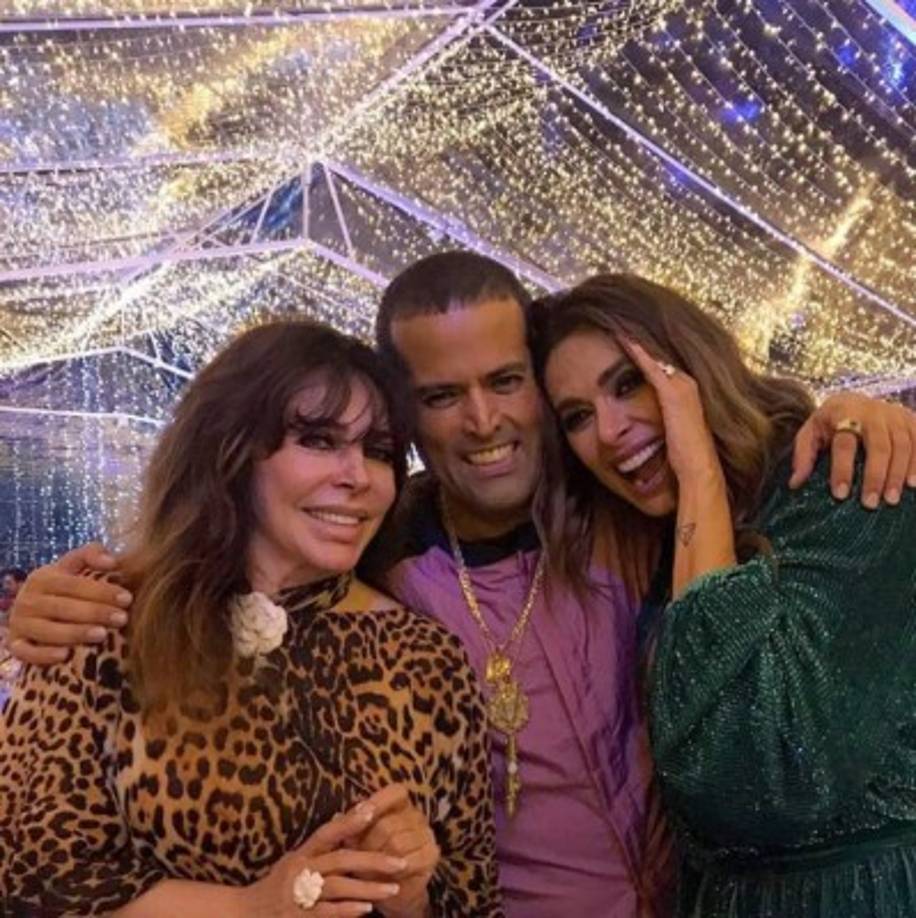 Galilea Montijo, quien cumplió años el 05 de junio, lució un espectacular vestido de brillantes en color verde.