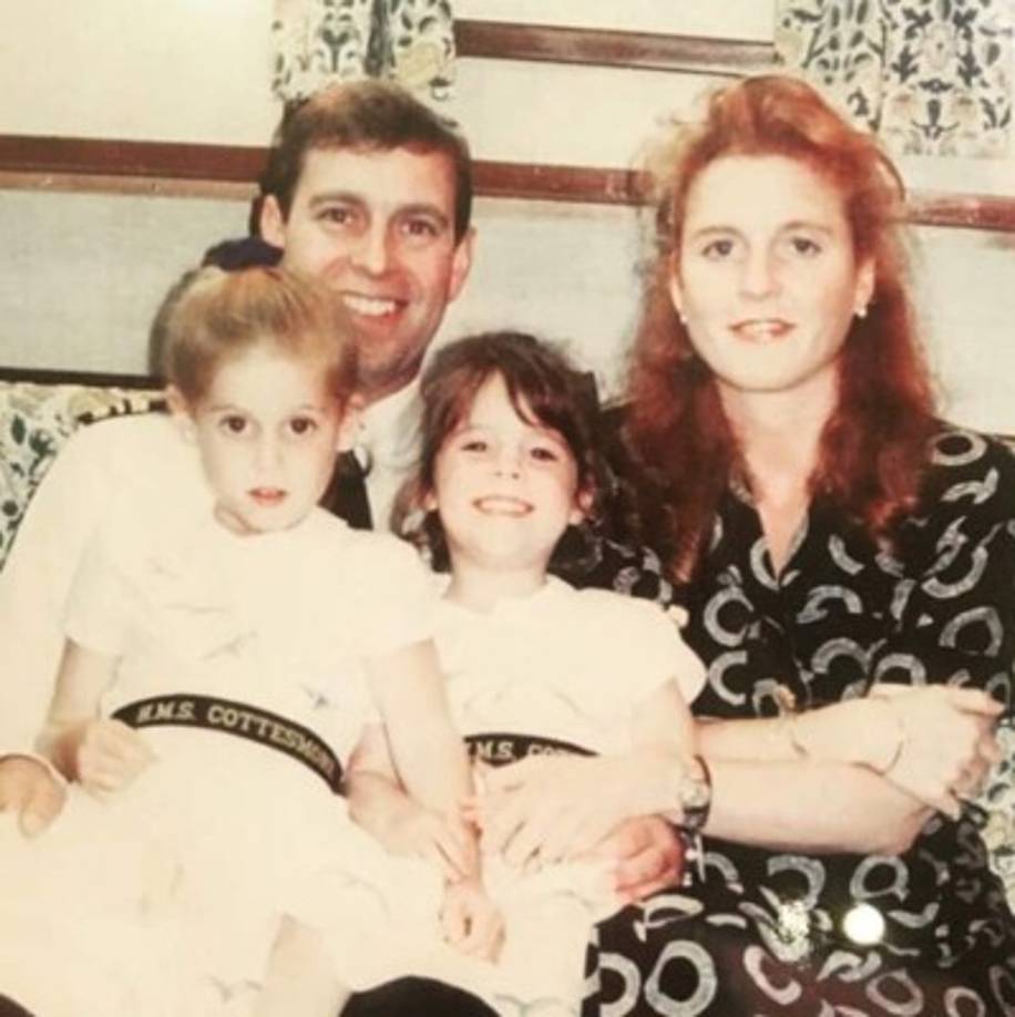 Eugenia es la segunda hija del príncipe Andrés de York y su ex-mujer, Sarah Ferguson, duquesa de York.​