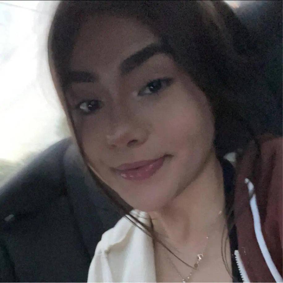 “Llamé a su teléfono sin parar y me mandaba al buzón de voz. Llamé a un montón de gente y nadie sabía nada. No fue hasta que entré en el baño (...) cuando vi su pie. Entonces abrí las cortinas. Allí estaba”, dijo la desconsolada madre a un medio local.