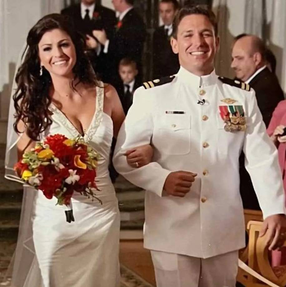 En su último libro, el ahora gobernador de Florida afirma que conocer a su esposa fue “el momento más afortunado” de su vida. 