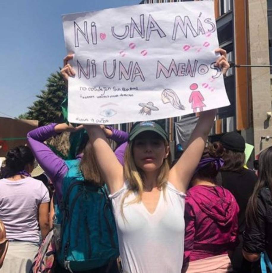La actriz Camila Sodi también estuvo en la marcha. 'Marcho hoy por mi hija y las hijas de todas! Merecen crecer sin miedo! México merecemos paz en nuestro país! (Mis hijos (hombre y mujer), hicieron los carteles que porto con el corazón roto por tener que explicarles que vivimos en un país donde estas atrocidades son posibles) CAMBIEMOS ESTA REALIDAD . Paso a paso. Voz a voz. Con respeto y armonía siempre.', compartió la actriz de Rubí en sus redes.