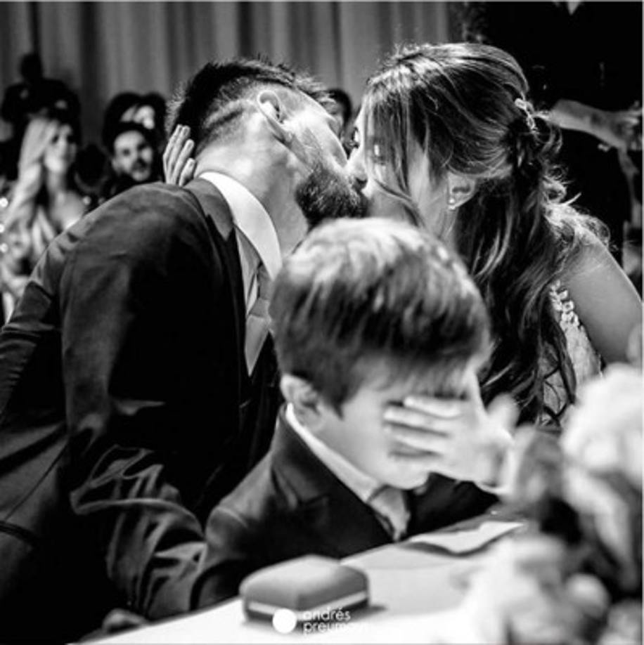 Antonela Roccuzzo colgó esta tierna imagen junto a Messi. 'Un momento para recordar, feliz San Valentín', escribió la esposa del crack argentino.