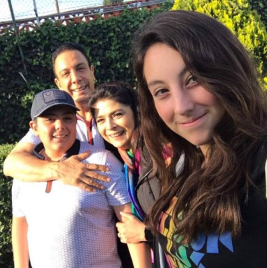 La actriz mexicana Victoria Ruffo fue madre por segunda vez de sus gemelos. Ellos son Victoria y Anuar que están por cumplir 15 años.