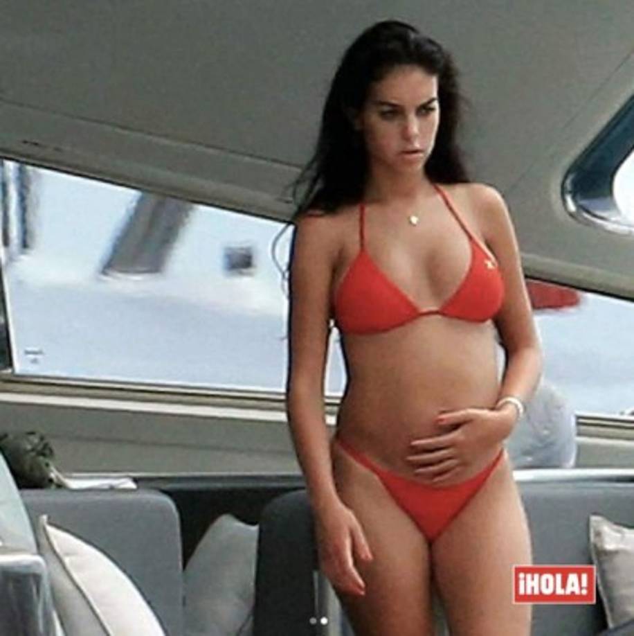 La revista ¡Hola! publicó unas imágenes de Gerogin Rodríguez posando por primera vez embarazada.