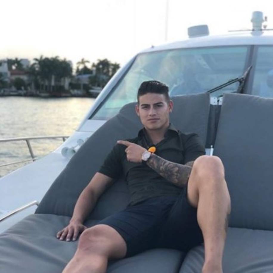 De inmediato, sus amistades comenzaron a felicitarlo y las preguntas de sus fanáticos tampoco se hicieron esperar.