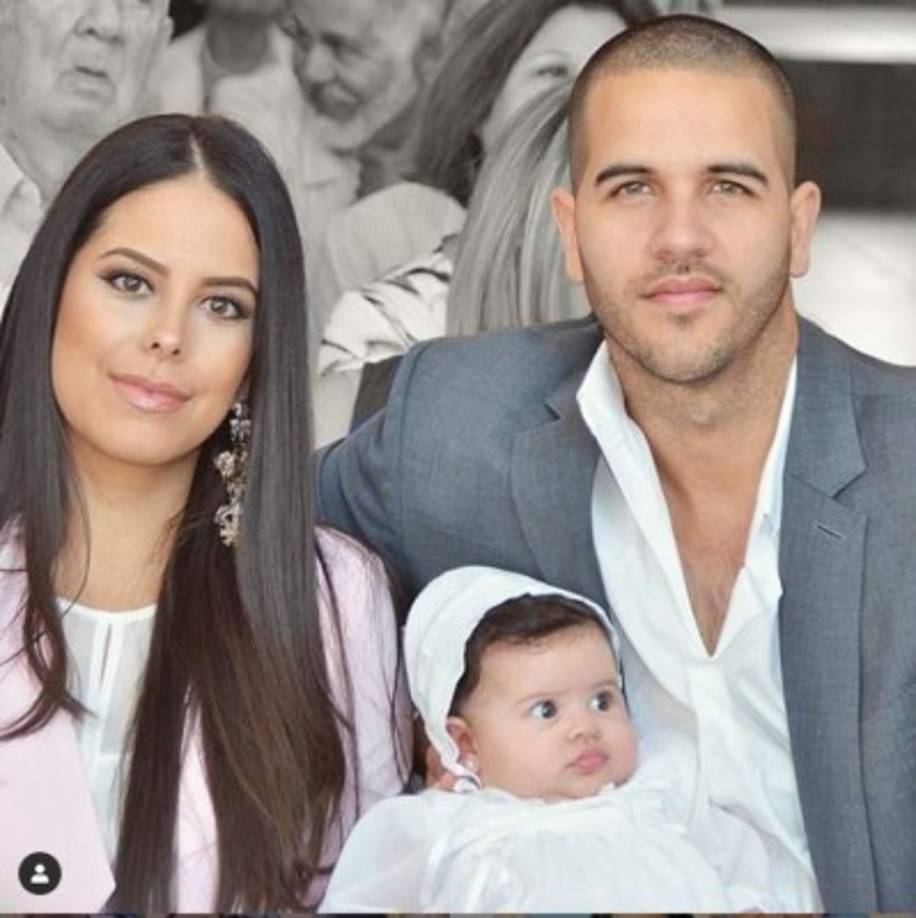 Según lo que se puede apreciar en redes sociales él está sumamente enamorado de su esposa y lo deja ver en cada post que hace sobre ella.