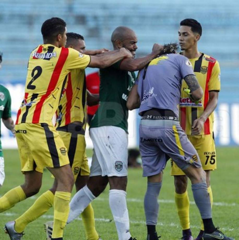 Lo que parecía un cruce de palabras de lo más normal entre el portero Kevin Hernández y el defensor sudamericano Caue Fernandes, terminó en una batalla campal en el estadio Olímpico.