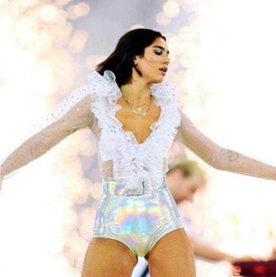 La cantante británica desplegó toda su sensualidad con un short tiro alto metalizado y un body de mangas largas.