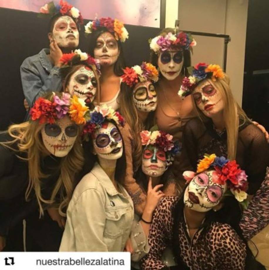 Las chicas de Nuestra Belleza Latina 2018 también celebraron desde la mansión, donde la hondureña Yaritza Owen (c) y el resto de las participantes se disfrazaron de catrinas.