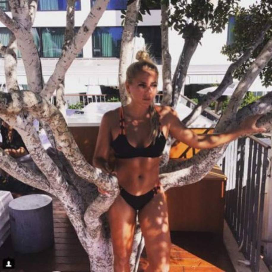 Adriana Leon nació en Mississauga, Ontario, Canadá. Mide 1.60 m.