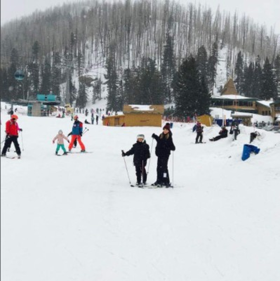 De vacaciones con su mamá Aracely en la nieve.