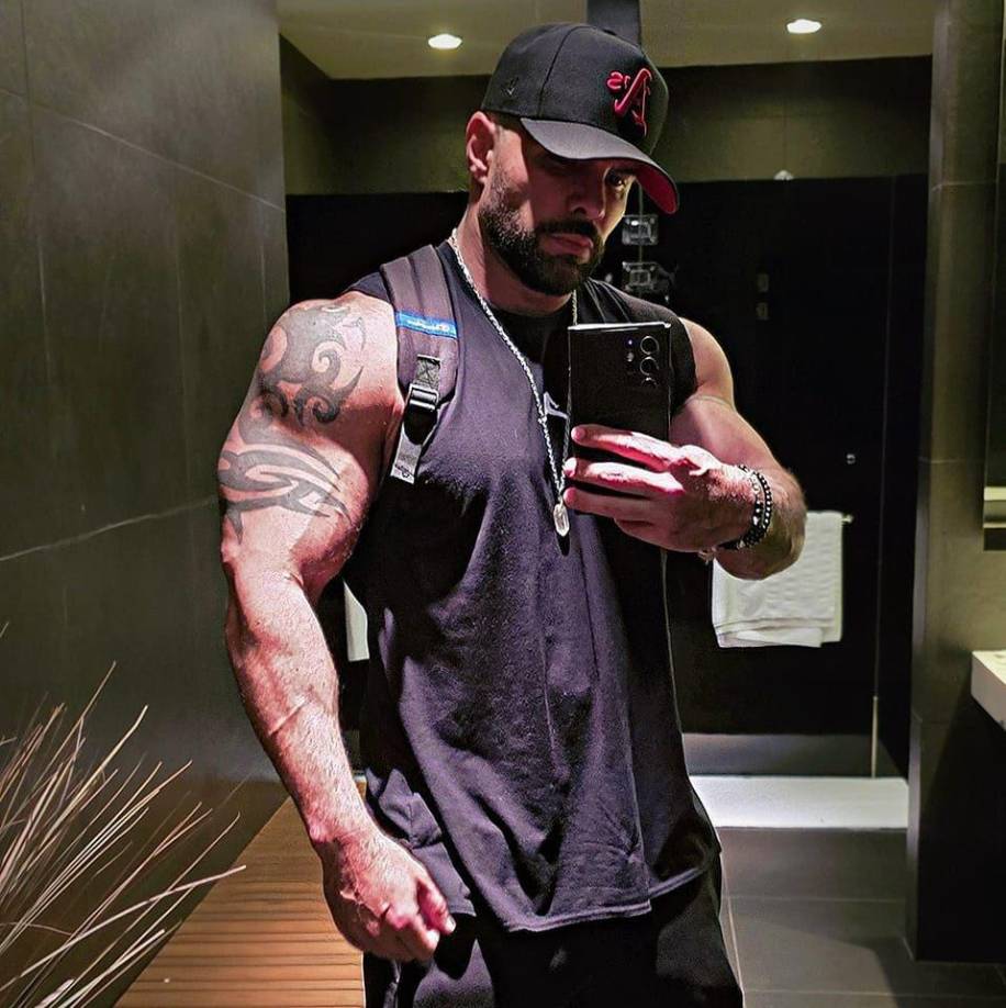 Aunque <b>sobrevivió</b> al momento del impacto, perdió la vida poco después debido a la gravedad de sus heridas.