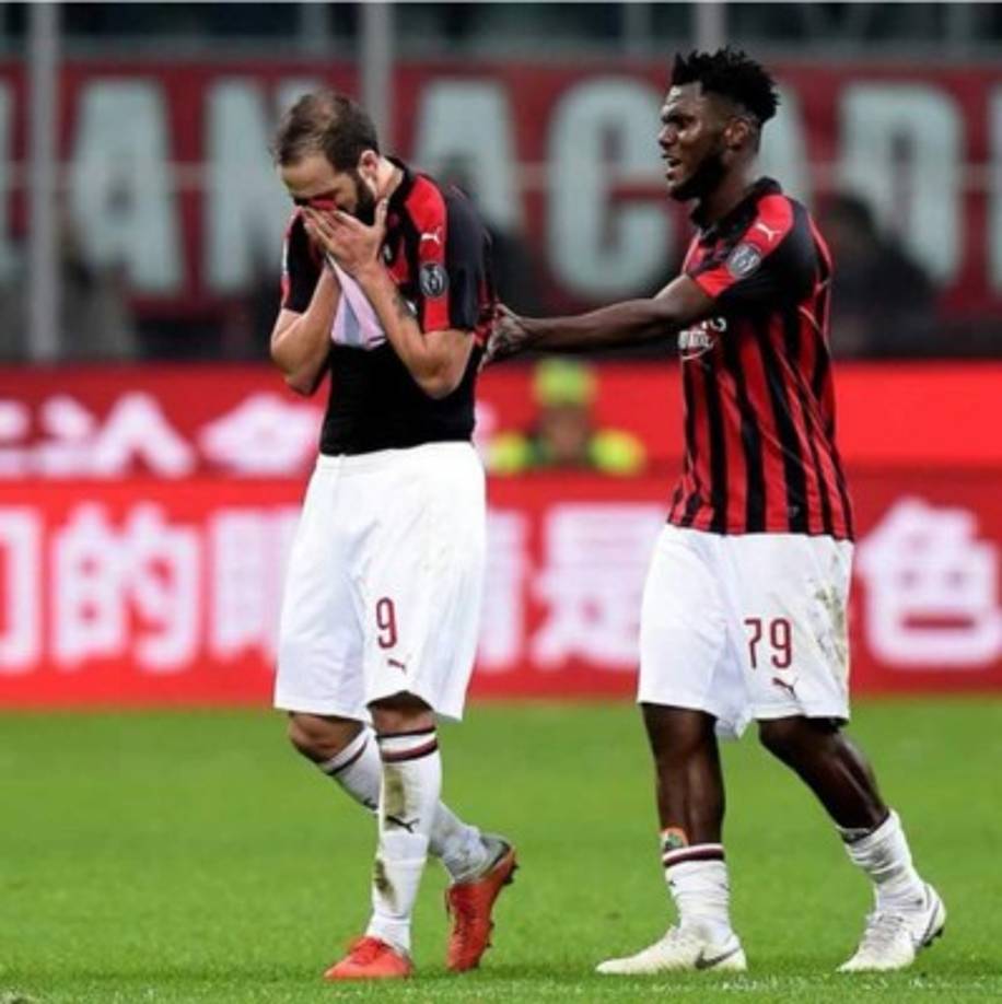 Higuaín se marchó del campo entre lágrimas tras ser expulsado.