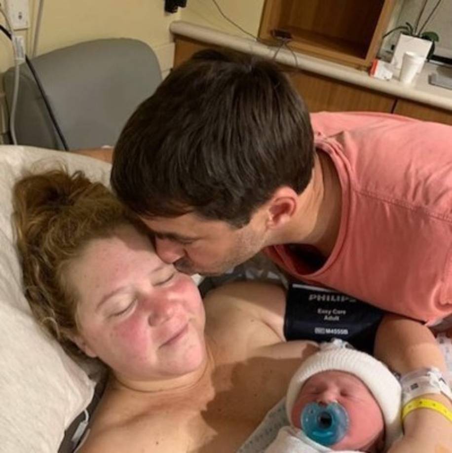 Amy Schumer<br/><br/>La humorista estadounidense dio a luz a su primer hijo, un bebé llamado Gene Attell Fischer, con su esposo Chris Fischer, el domingo 5 de mayo de 2019. Schumer compartió la noticia en Instagram después de decirles a los fanáticos que se aseguró de detenerse en el Pasos de la Met Gala antes de dirigirse al hospital para tener a su hijo. '10:55 pm anoche. Nació nuestro bebé real', escribió junto a la primer foto de su familia completa.