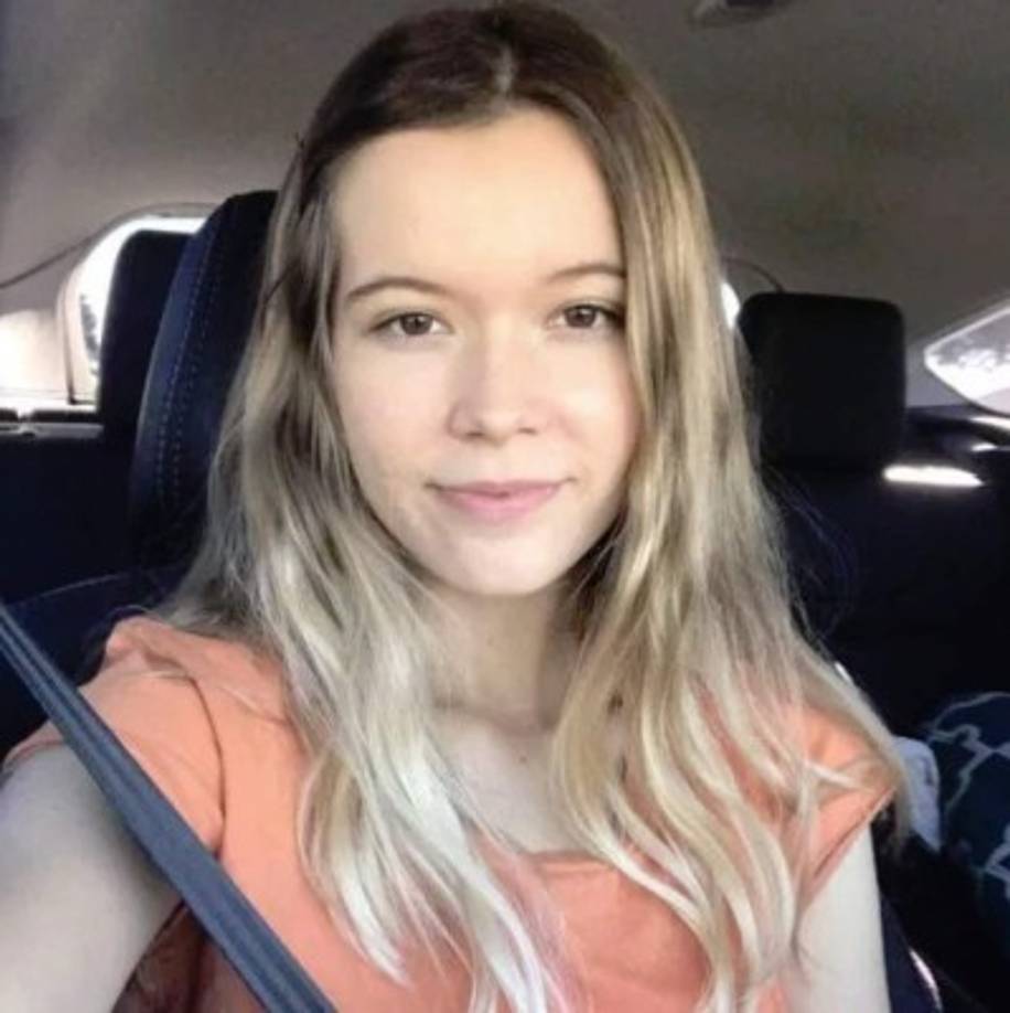 Lindsey se graduó de la Preparatoria South Torrance, en California, donde se colgará una placa con su nombre para recordarla.