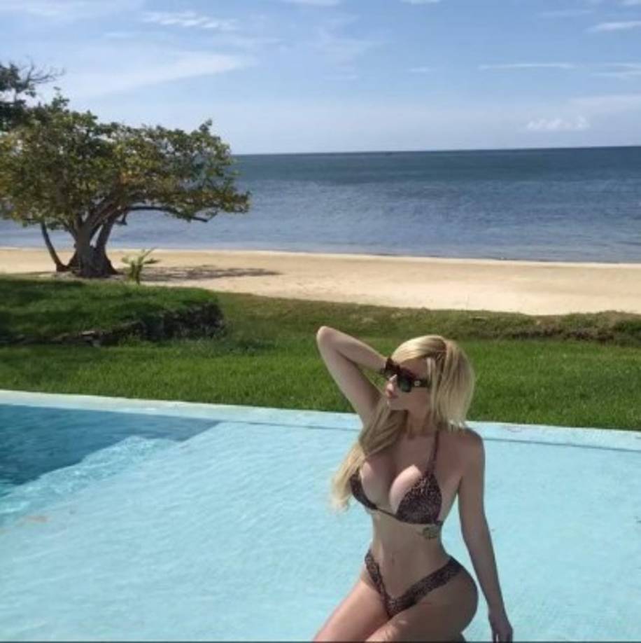 La joven pronto confirmó que se encontraba disfrutando de otro punto en Roatán, Pristine Bay.