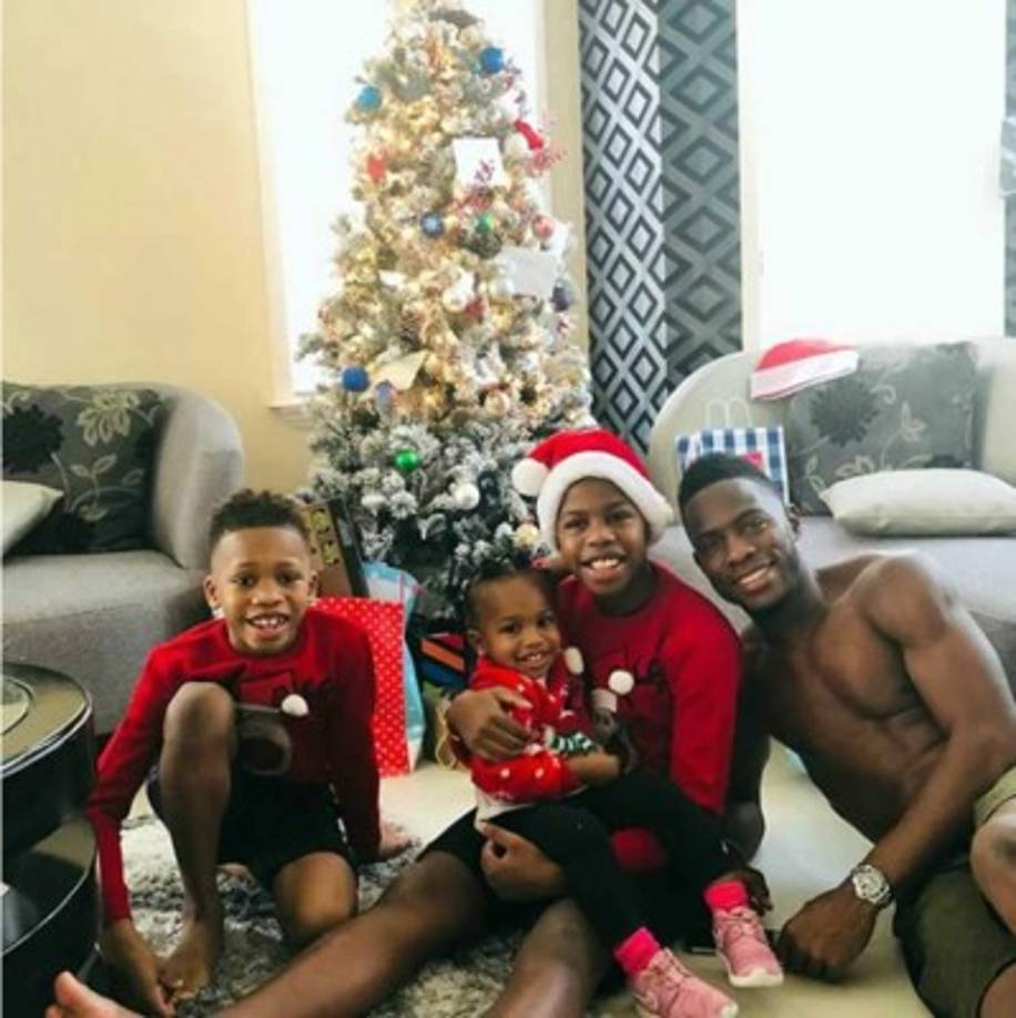 Maynor Figueroa - El defensa hondureño, que está actualmente sin equipo concluir su contrato en el FC Dallas, disfrutando con sus hijos.