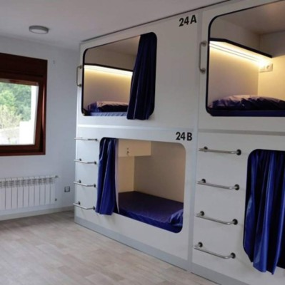 Los impulsores del proyecto, que recuerda a las casas-cápsulas de Japón, lo presentan como una salida de urgencia para trabajadores precarios que no pueden asumir los alquileres cada vez más caros de esta ciudad del noreste de España.