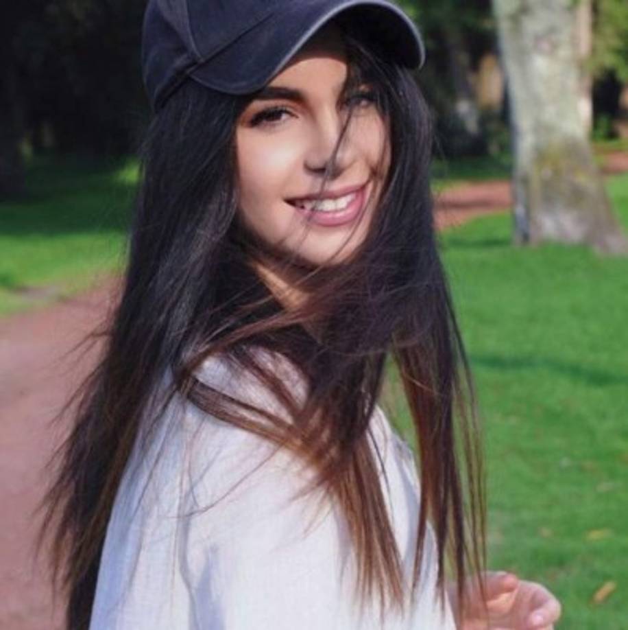 Ana Paula es la segunda hija de Eduardo y Bibi. La joven de 21 años heredó la belleza de su madre.