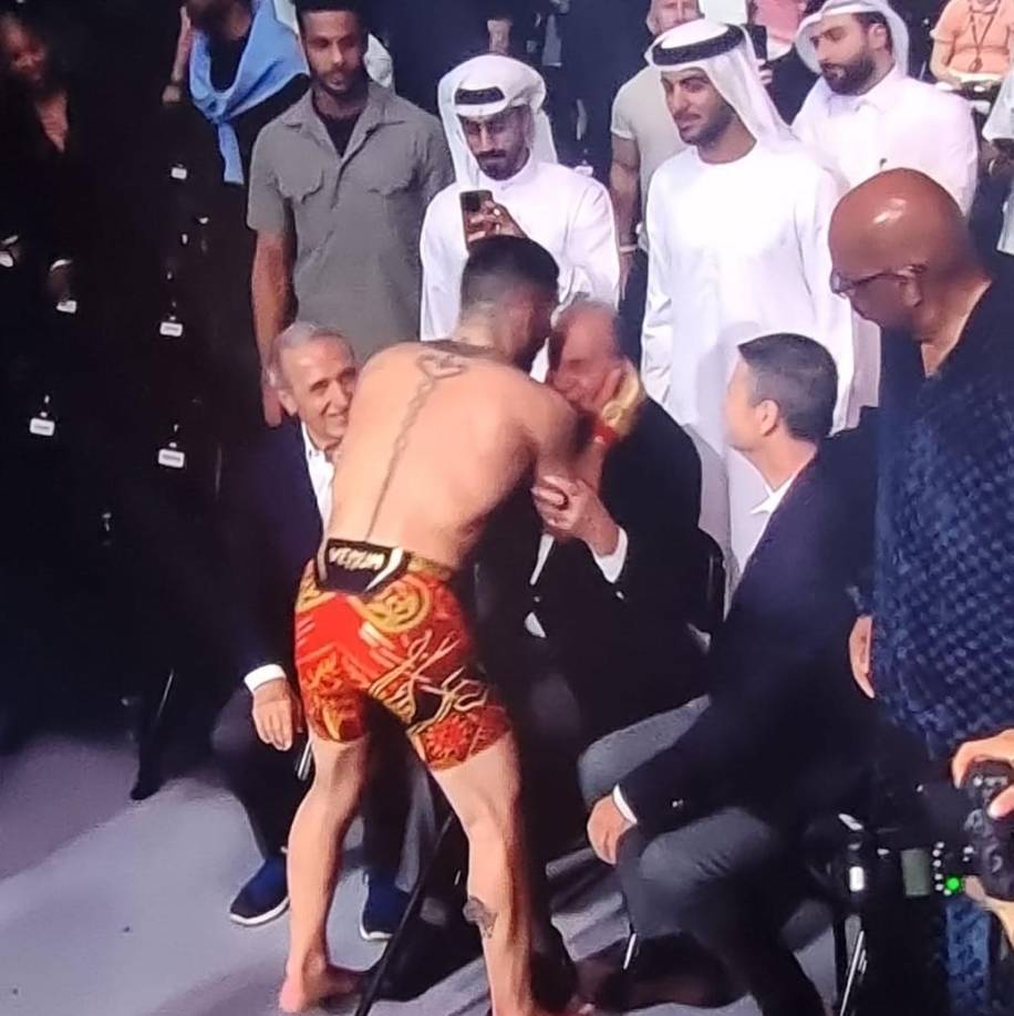 Sin mediar ni siquiera palabra, Ilia Topuria volvió a hacer saltar a los aficionados de sus asientos... ¡tras darle un beso en la frente al Rey! La agarró la cabeza en un gesto ciertamente paternal que sorprendió a propios y extraños. Dará que hablar...