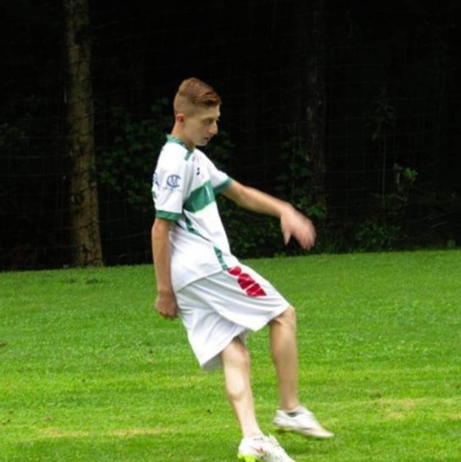 También es apasionado al fútbol y al equipo Cruz Azul.