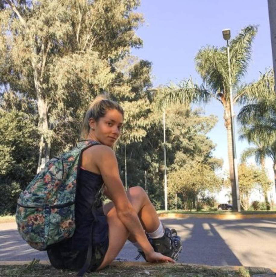 Nayla ha sido intervenida quirúrgicamente en varias ocasiones en esfuerzos médicos para que logre caminar nuevamente, pero el tratamiento y las terapias son demasiado costosas.